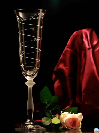Hochzeitsgläser für Gäste - Angela Champagner 190 ml mit Spiralmotiv auf dem Namen des Gastes und dem Hochzeitsdatum
